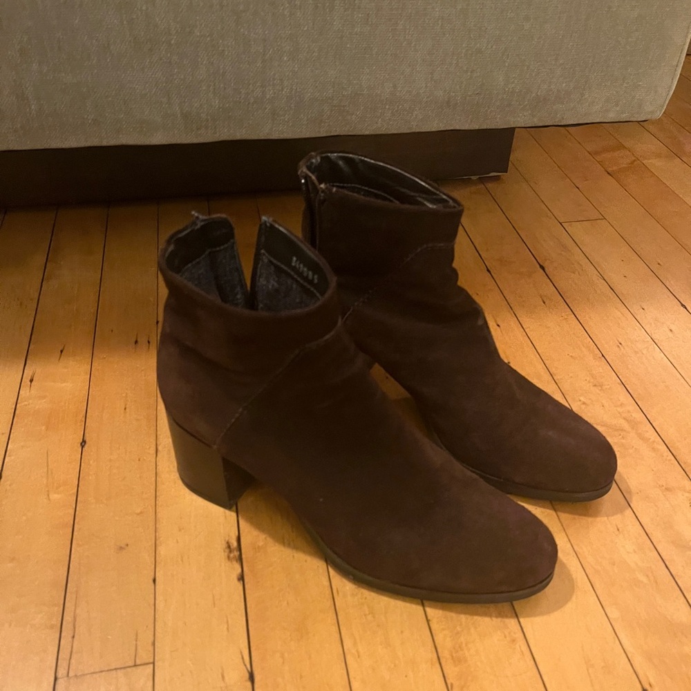 Aquatalia - Eileen -Italian made Brown Suede Ankle Boots.  Size 8. - 3" heel - Picture 2 of 14